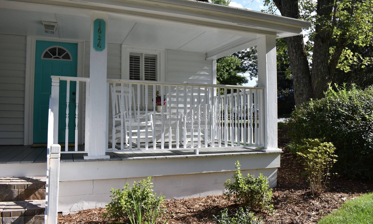 Hendersonville House | Home in Hendersonville's Historic Lennox Park close to many fun activities.
