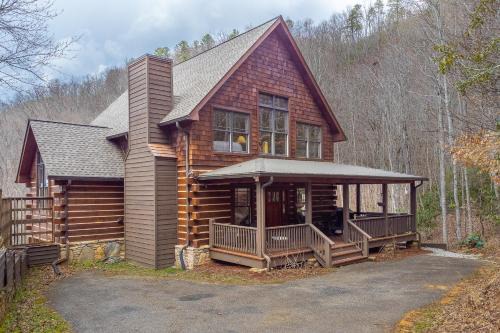 Franklin House | Hot Tub, Pool Table! Luxury Log Cabin in Franklin