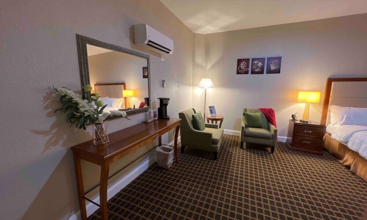 Laurel Hotel | Hotel Pinehurst- Jean Theatre, Suite 103