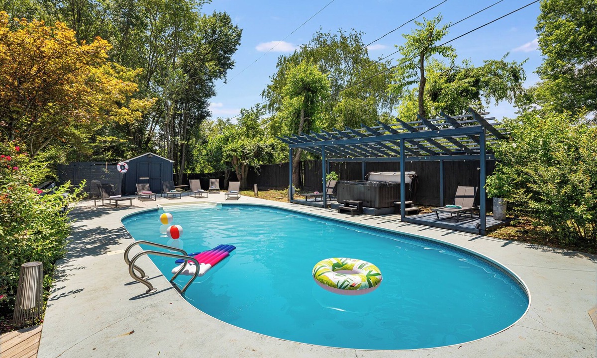 Hendersonville House | HotTub, FirePit, Pets, Pool Table, Outdoor Dining