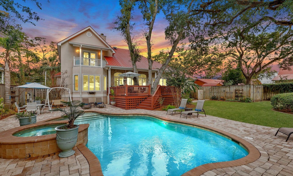Saint Simons Island House | Immaculate Custom Home | 2.5 blocks to Beach | Heated Pool + Spa | Dog Friendly