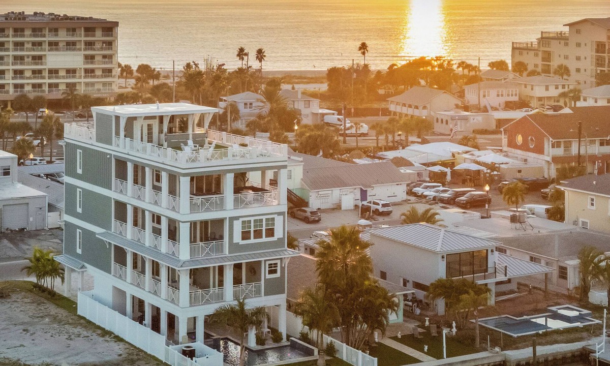 Madeira Beach Villa | John’s Pass|Heated Pool+Hot Tub|360° Water Views|Across Beach|5 Floors|Elevator