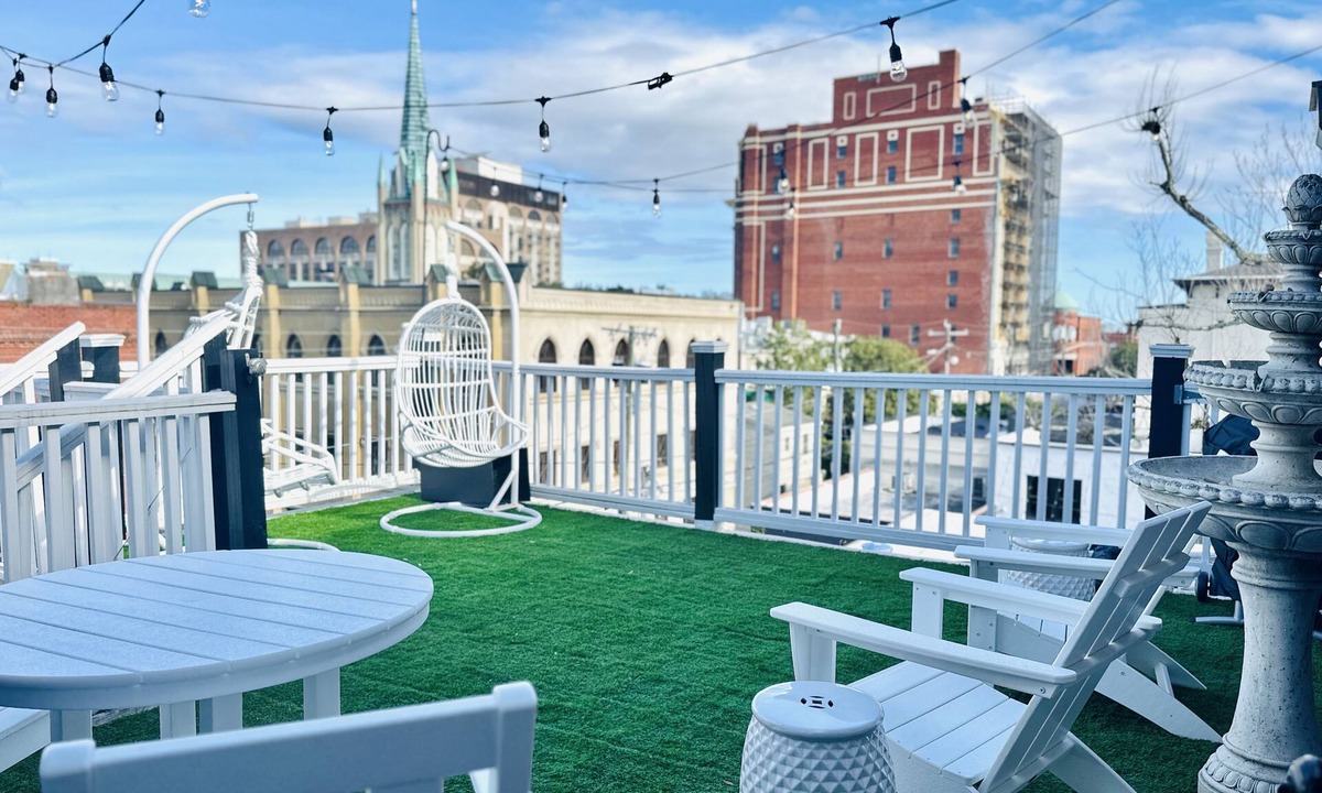 Historic Downtown Savannah Condo | Jones St Penthouse with Private Rooftop & Spectacular Views + FREE Golf Cart