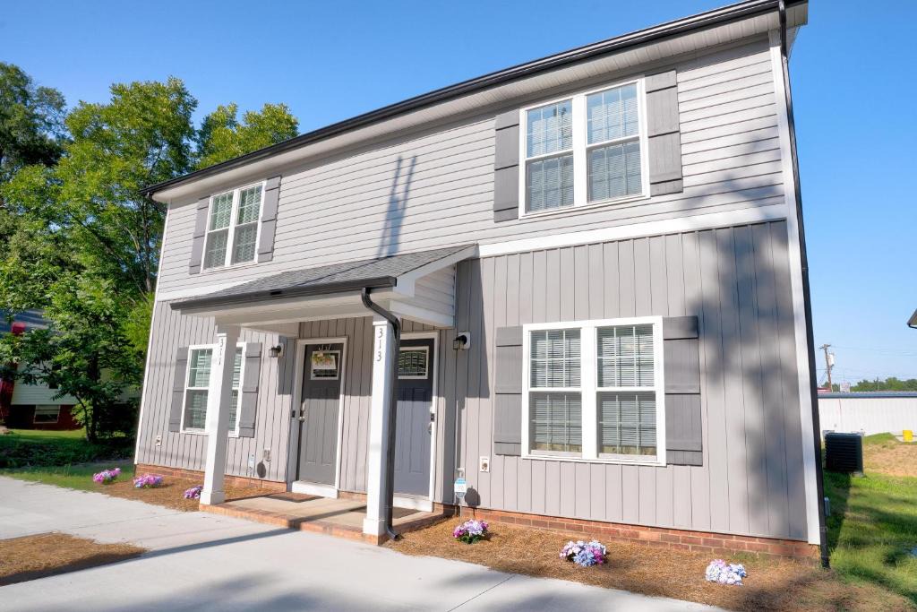 Kannapolis House | Kannapolis Elegant Townhouse - Pet Friendly