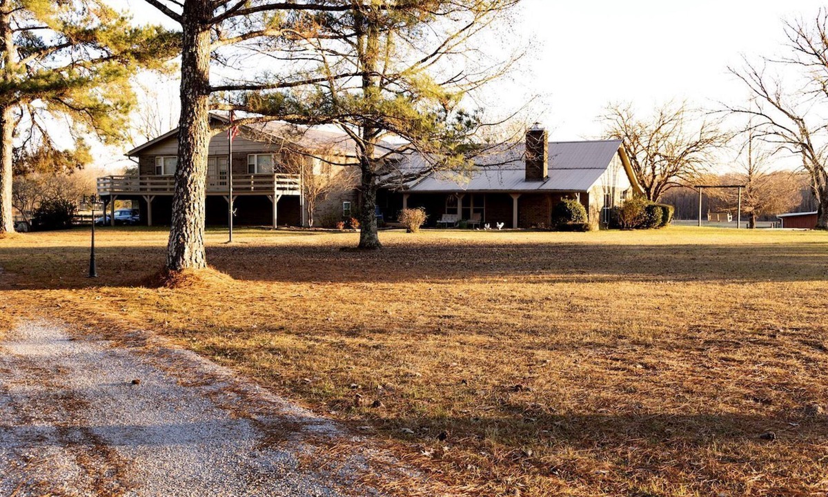 Belden House | Kid and Pet-Friendly Lake Glamping in Tupelo, Mississippi