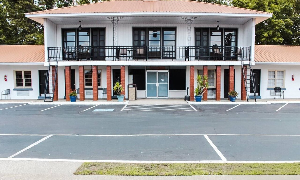 Burnside Apartment | King Bed | Non-Smoking