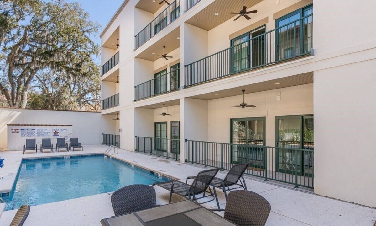 King City Condo | King one-bedroom condo w/pool in the SSI Village area Unit 2205