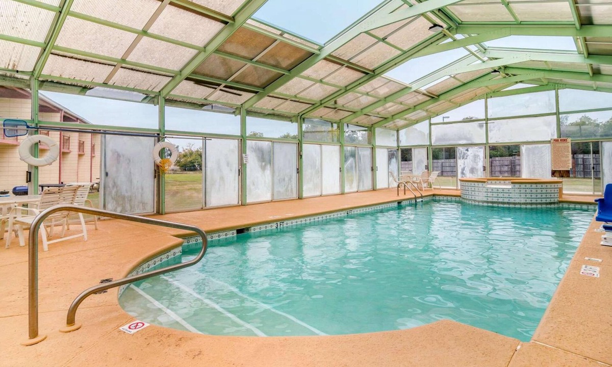 Perry Hotel | King Room near Houston Lakes Cinemas | Free Breakfast, Parking & Indoor Pool