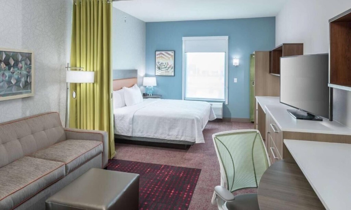 Airport North Apartment | King Studio Suite Near Airport Lakes Park ORL
