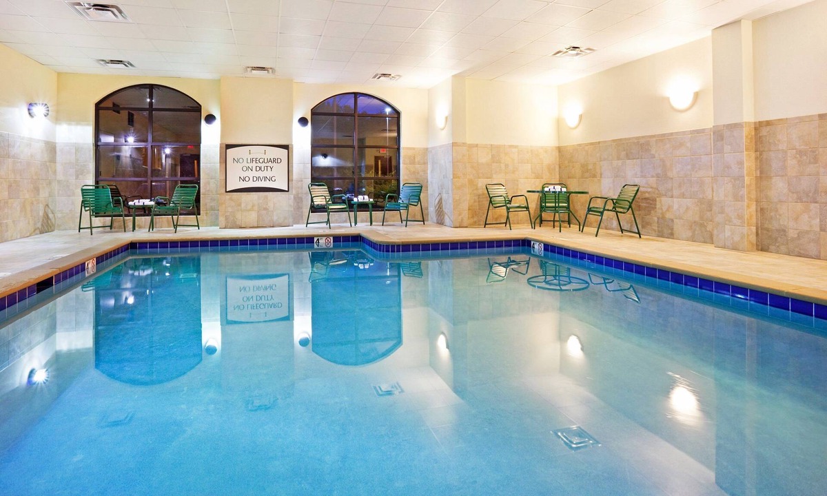 Oak Ridge Condo | King Suite. Free Breakfast. Pool & Gym. Great for Business Travelers!