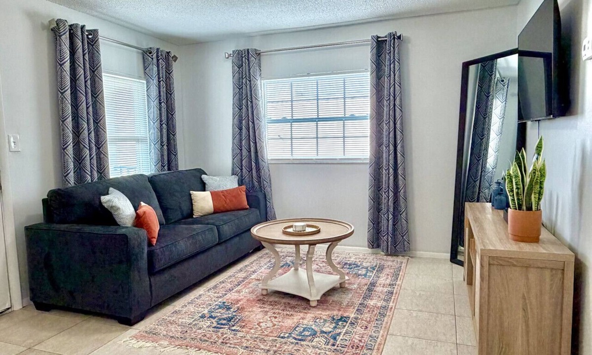 Oakford Park Apartment | King Suite Full Kitchen Near Airport & Downtown