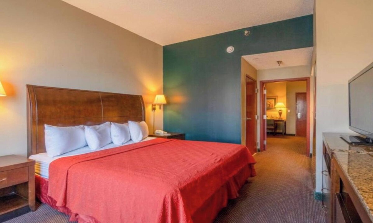 Jonesboro Hotel | King Suite Near Arkansas State University - Stroll Craighead Forest Park