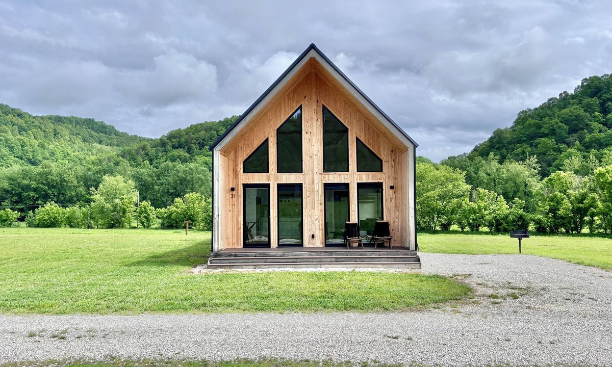 Stanton Cabin | Knob Hill at Three Suns Cabins/River/Beach/Hot Tub/Romantic