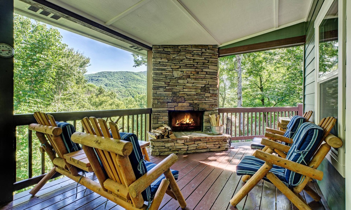 Sapphire House | Knotty & Nice - Great Family Vacation with Amenities!