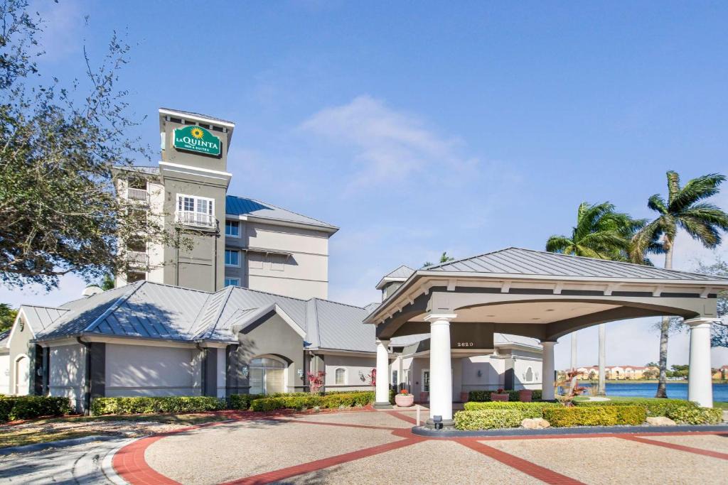Hollywood Hotel | La Quinta by Wyndham Ft. Lauderdale Airport