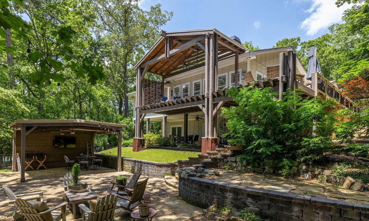 White House | Lake Allatoona house with private dock, hot tub & fire pit. Family and groups!