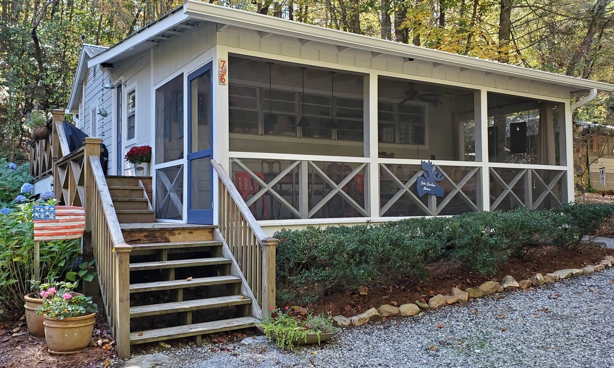 Clarkesville Cottage | Lake Burton Moose - a cozy cottage near Lake Burton, mountains, hiking and more!