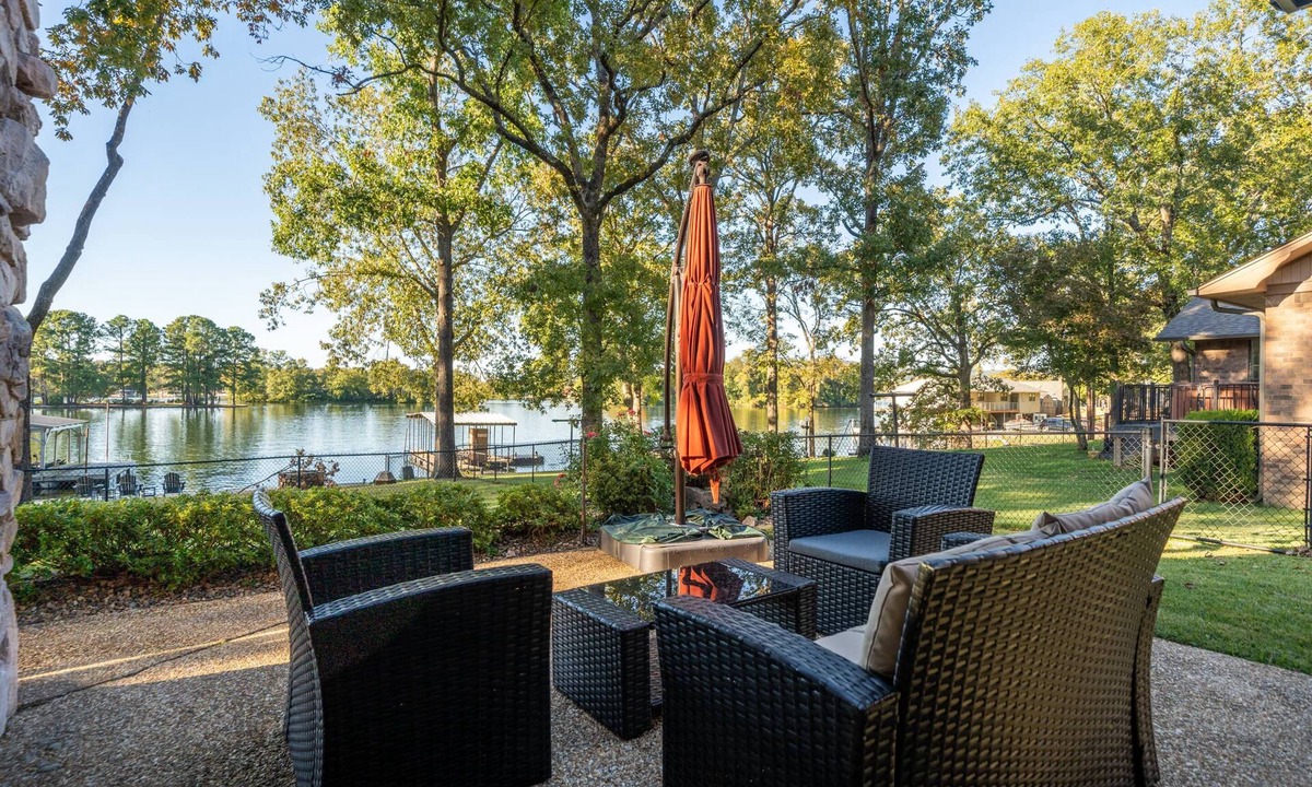 Rockwell House | Lake Hamilton Retreat: Lakefront View, Private Dock, Kayaks, Fire Pit, Pet-Friendly, and Game Room!