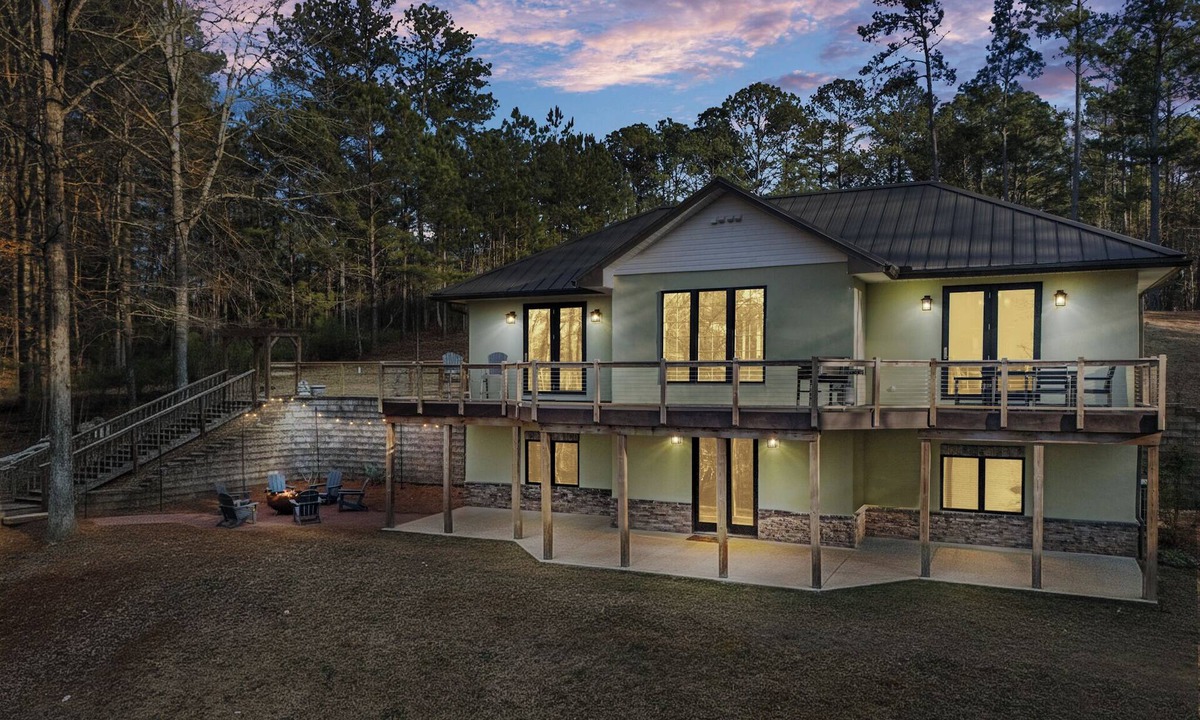 Wedowee House | Lake House + Firepit + Game Room + Chef's Kitchen + Lakefront Cove
