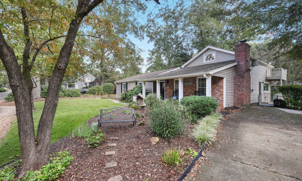 Acworth House | Lake Point Cottage at Acworth Beach
