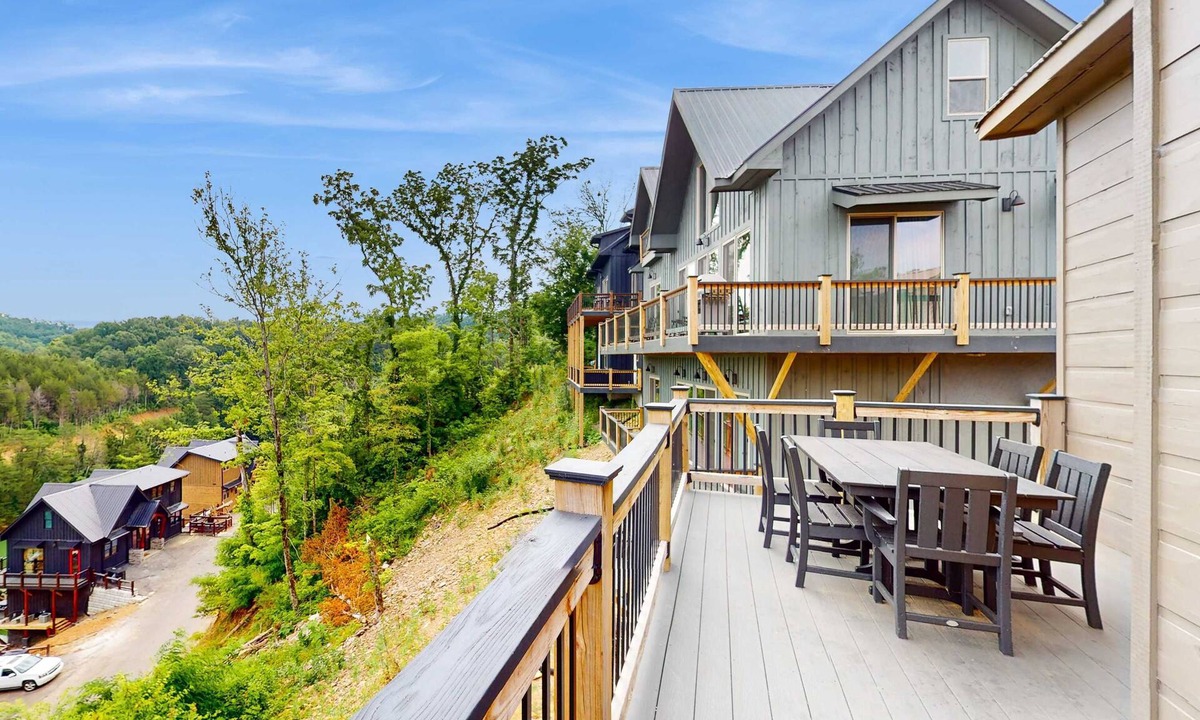 Sevierville Cabin | Lake View Cabin, Sleeps 8・Hot Tub・Rocking Chairs