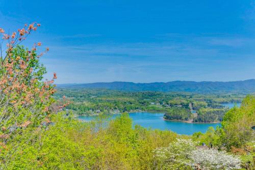 Hiawassee House | Lake-View Condo with Covered Deck in Hiawassee!
