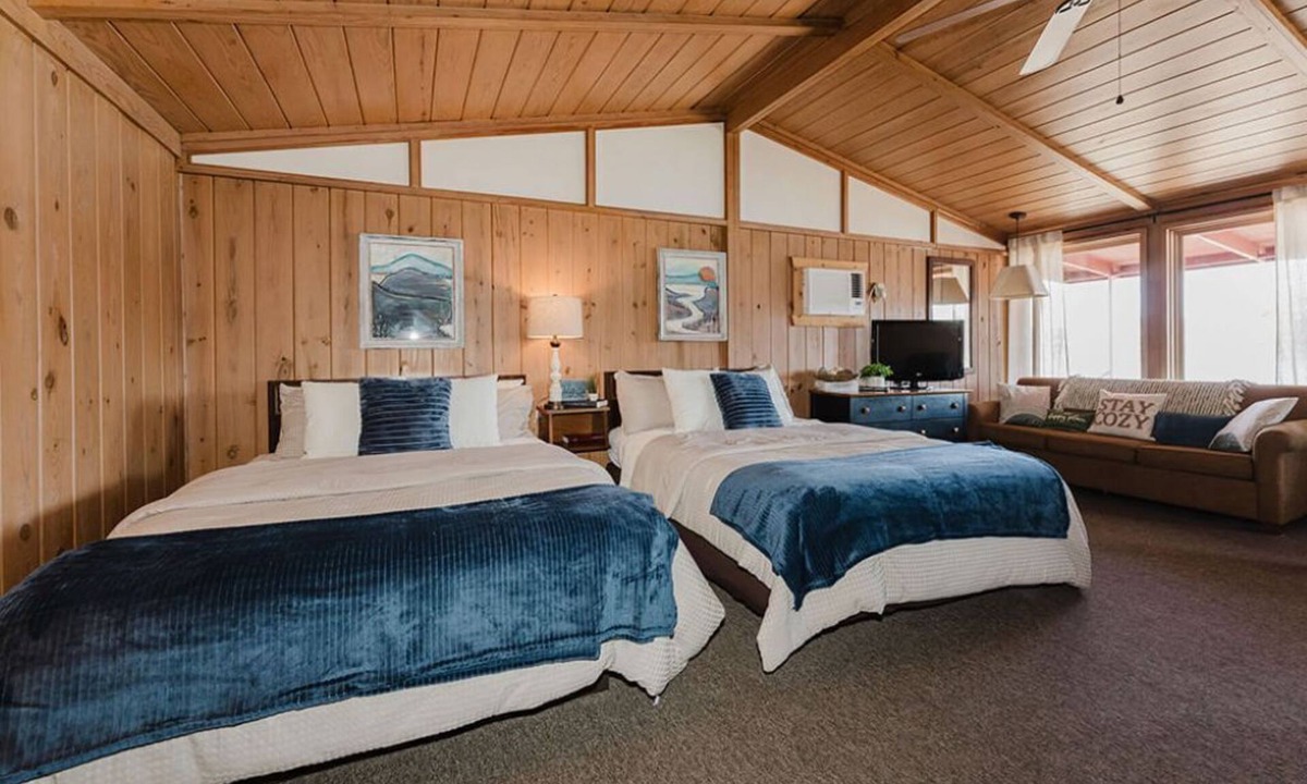 Ridgedale Cabin | Lakefront Cabin #1 - Steps from Table Rock Lake at Happy Hollow Resort