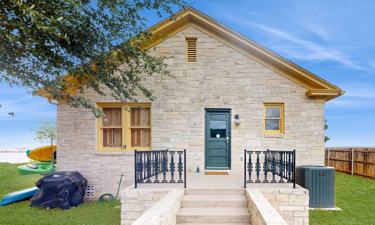 Silver Creek Village House | Lakefront cottage with 3 kayaks, waterside hammock