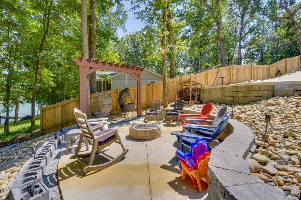 Fair Play House | Lakefront Fair Play Vacation Rental, Pets Welcome!