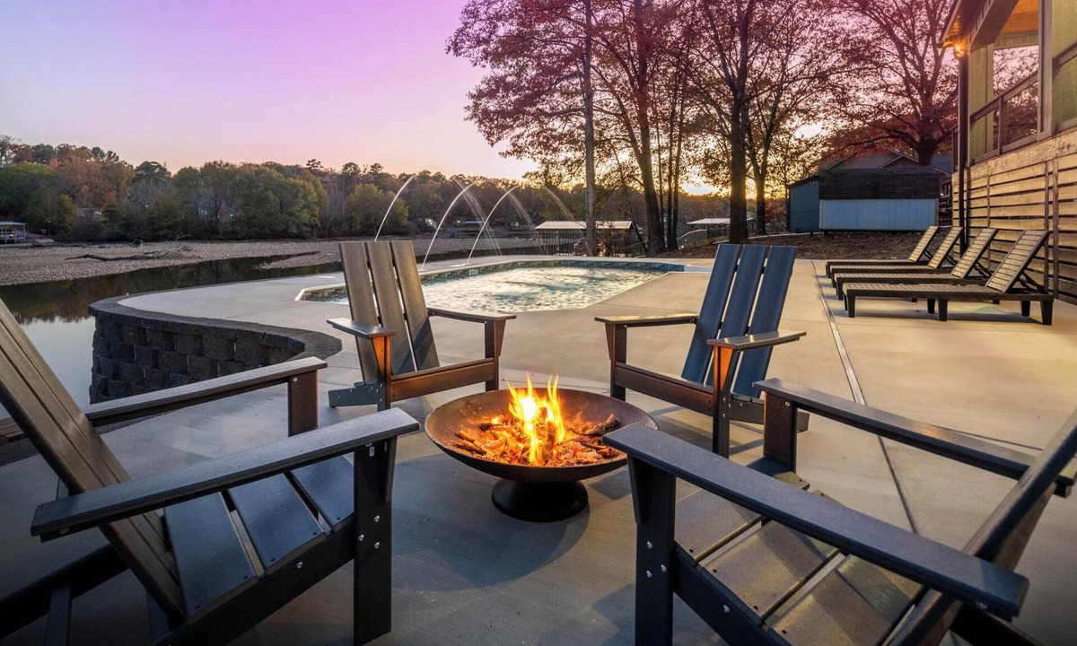 Mid America House | Lakefront! Heated Pool! Hot Tub! Game Room!