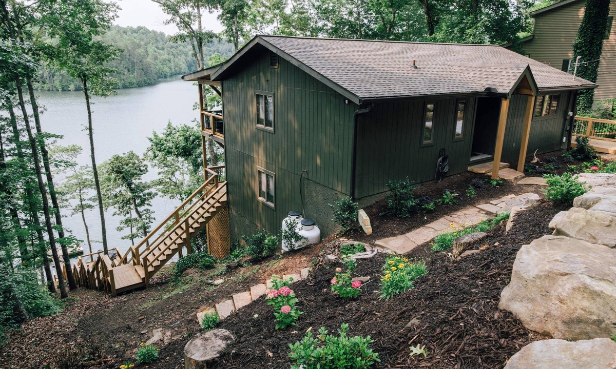Unaka House | Lakefront Living- Completely remodeled 3 BR/3.5 BA on water with dock.