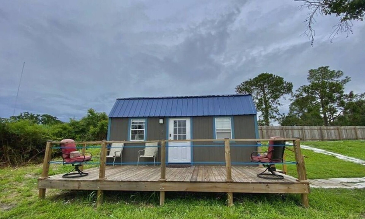 Winter Haven Cottage | Lakefront Tiny Cottage 4 Miles to LEGOLAND.