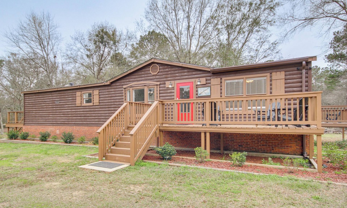 McNeill Cabin | Lakeside Retreat w/Yard: Quiet Mississippi Cabin