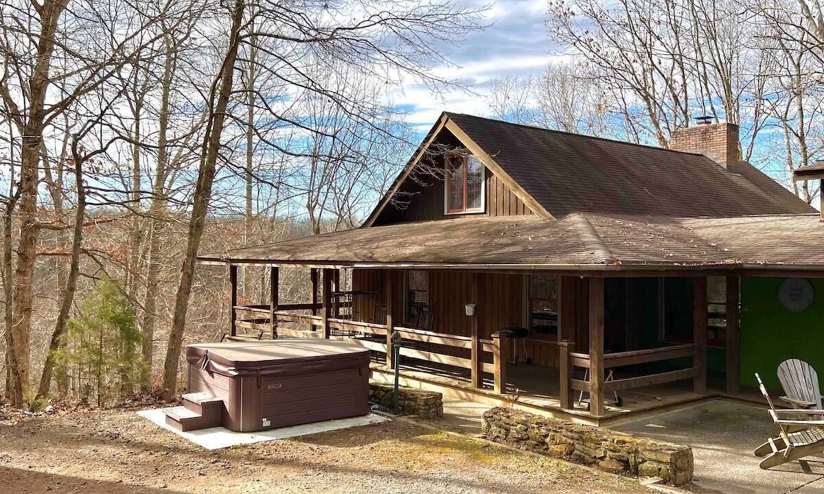 Franklin Cabin | LakeTrail Lodge E-Wing- outside hottub opt LT-EW