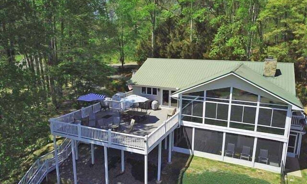 Young Harris House | Lakeview Vista 4 Bedroom w/view