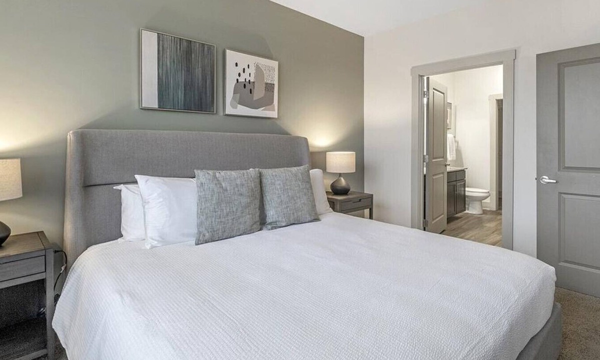 Crestline Heights Apartment | Landing at 4700 Colonnade - 2 Bedrooms in Overton