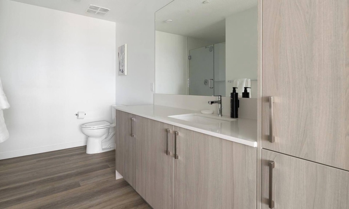Overtown Apartment | Landing | Stunning 2BD, Pool