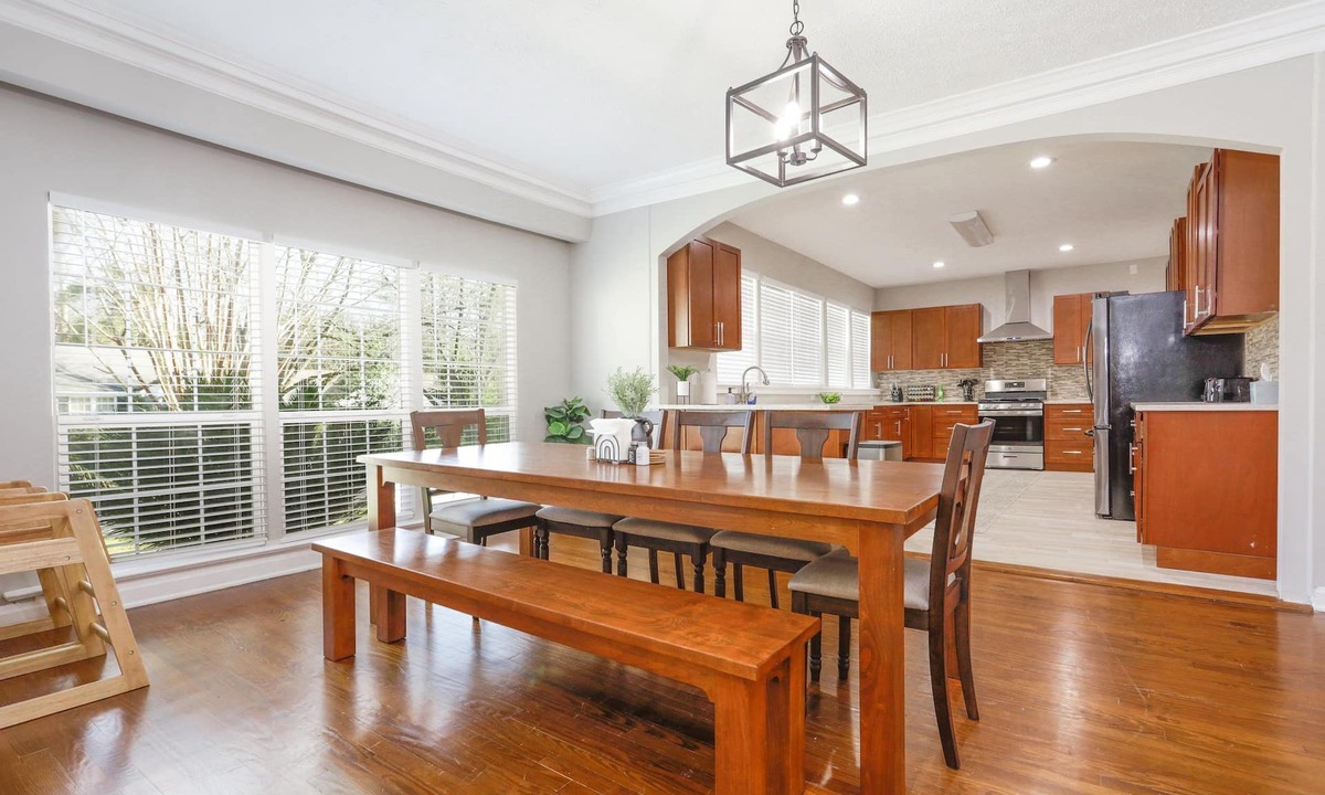 Montgomery House | Large Beautiful Home with Fiber Optic WI-FI -Close to DT- RTJ Golf- Maxwell AFB