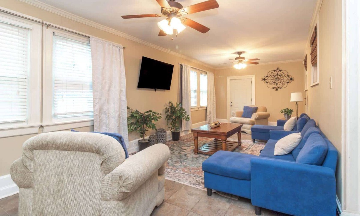 Columbus House | Large BnB with Pool! The White House & Cottage