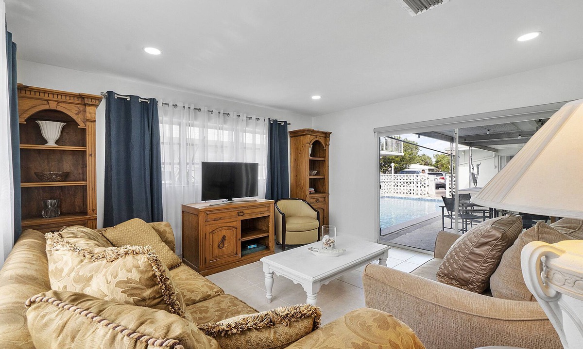 Santa Barbara Estates Apartment | Large Poolside 1 bedroom with laundry