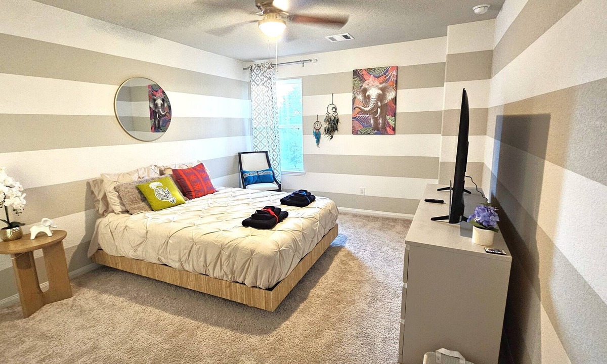 Westfield Apartment | Large Private Studio - Fast WiFi, Smart TV, Near IAH, Extended Stays Welcome