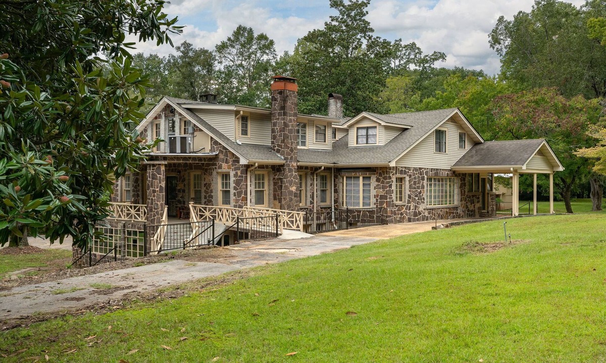 McCalla House | LARGE Stone Home, Convenient to UA, Hoover Met, GOLF