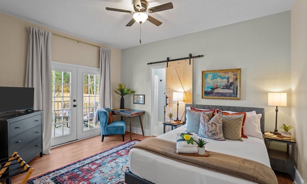Midtown House | Laurel Charm is a cozy home with eclectic charm in the heart of Augusta. Featuring 3 beds 2 baths, and space to sleep up to 8 guests, it’s perfect for families, friends, and traveling professionals. Pet-friendly, just minutes from downtown Augusta.