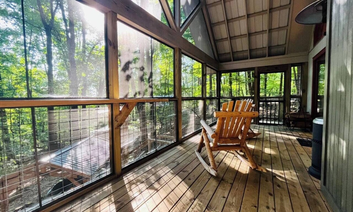 Helen Cabin | Lazy Bear Treehouse Pet Friendly & Min to Helen!