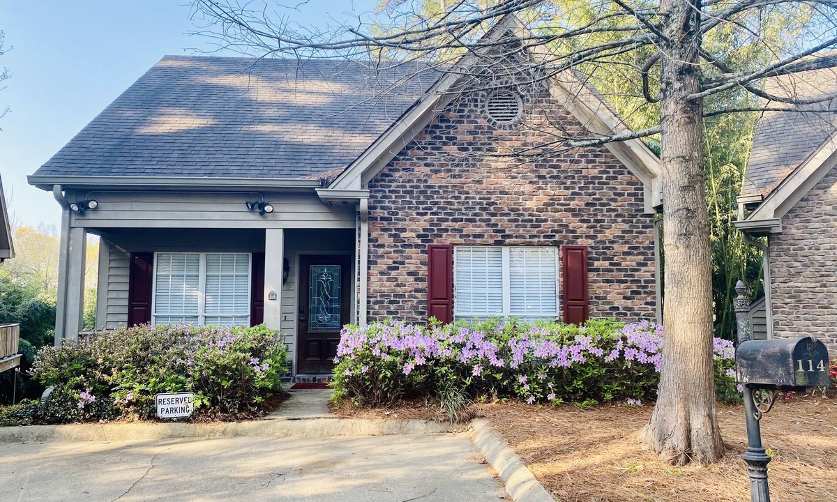 Oxford House | Less than 1 Mile from the Oxford Square❤️💙 114 Windstone