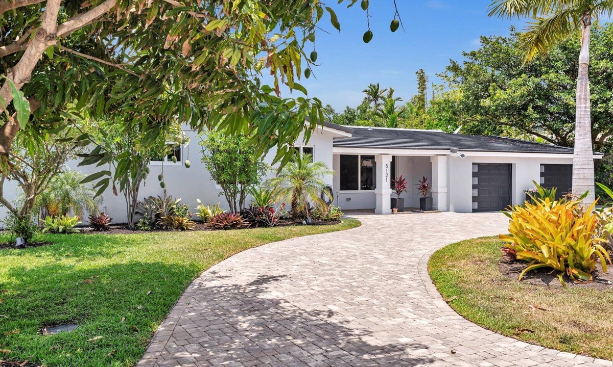 Lighthouse Point House | Lighthouse Point Retreat:Heated Pool & 3 Ensuite Bedrooms with luxury mattresses