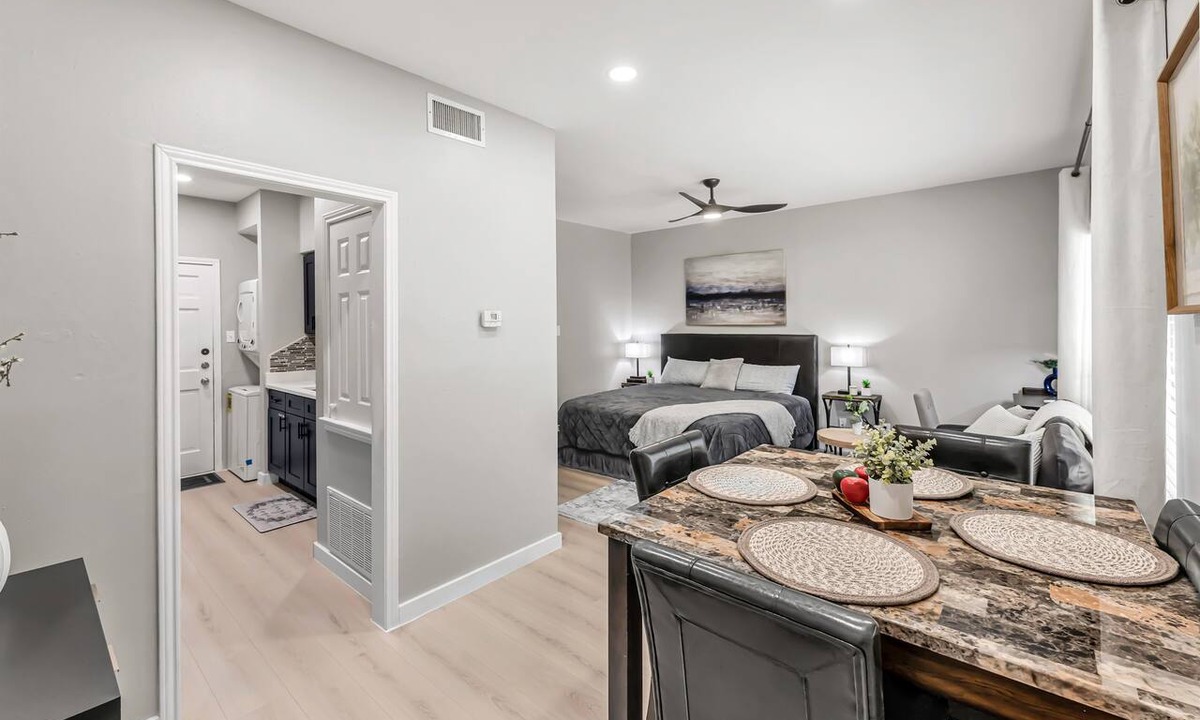 Northgate Apartment | Lily: Studio Apt, 4 Minute Walk to Campus, Newly Remodeled