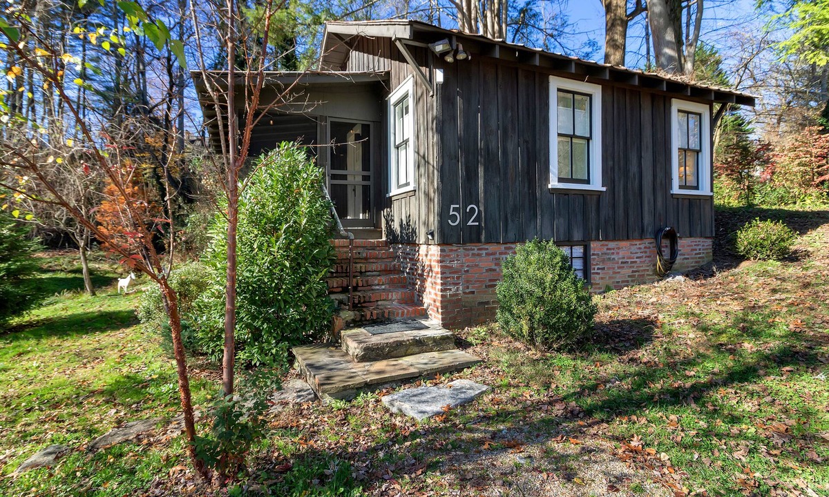 Brevard Cottage | Lingerlong Cottage on Downtown Brevard's Most beautiful property!