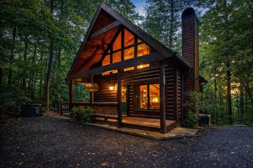 Wears Valley House | Little Pine Lodge a Smokies Hideaway - 1 mi to GSMNP - King Suite & Loft, Fireplace, Hot Tub & BEARS!
