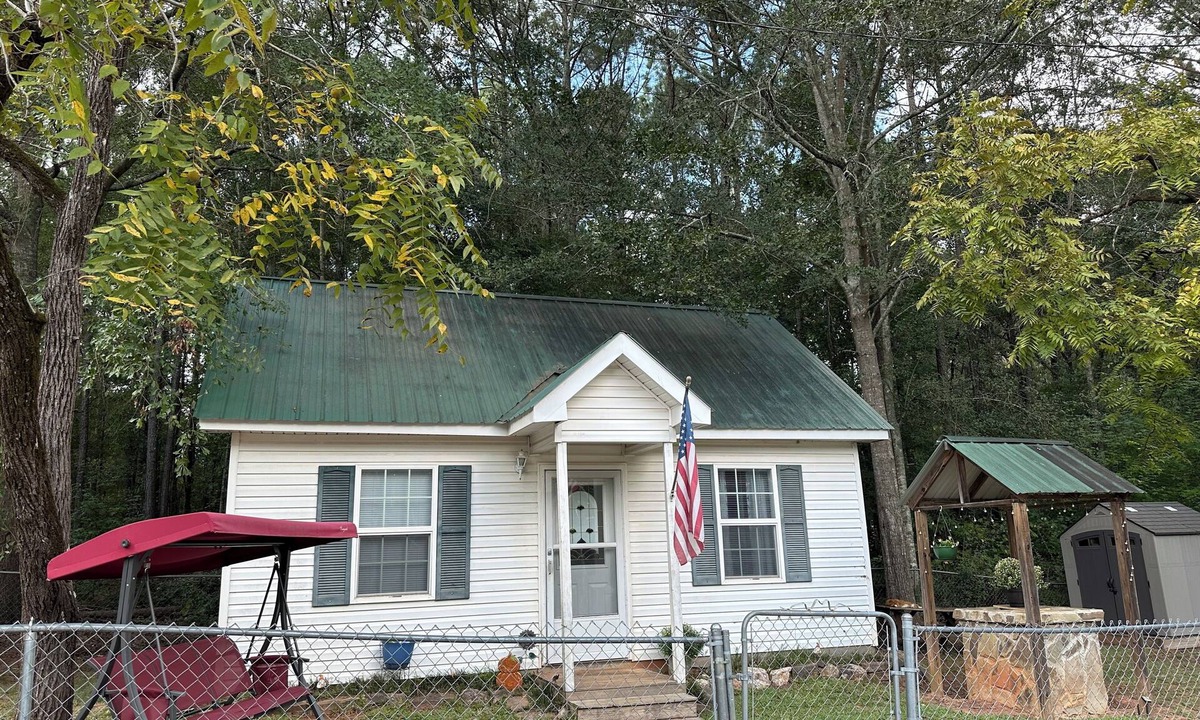 Butts County Cottage | Little Southern Charm in tranquil Flovilla with AC, WiFi